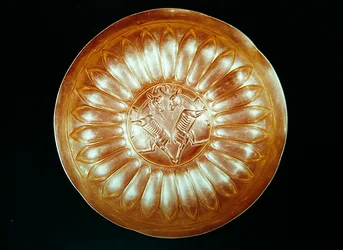 Teller graviert mit zwei Steinböcken, aus Hamadan, Iran